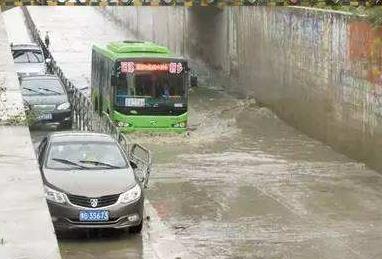 行駛途中突遇大雨車輛需要注意什么?