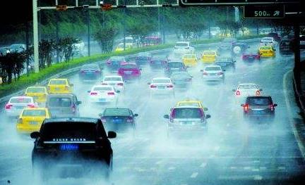 行駛途中突遇大雨車輛需要注意什么？
